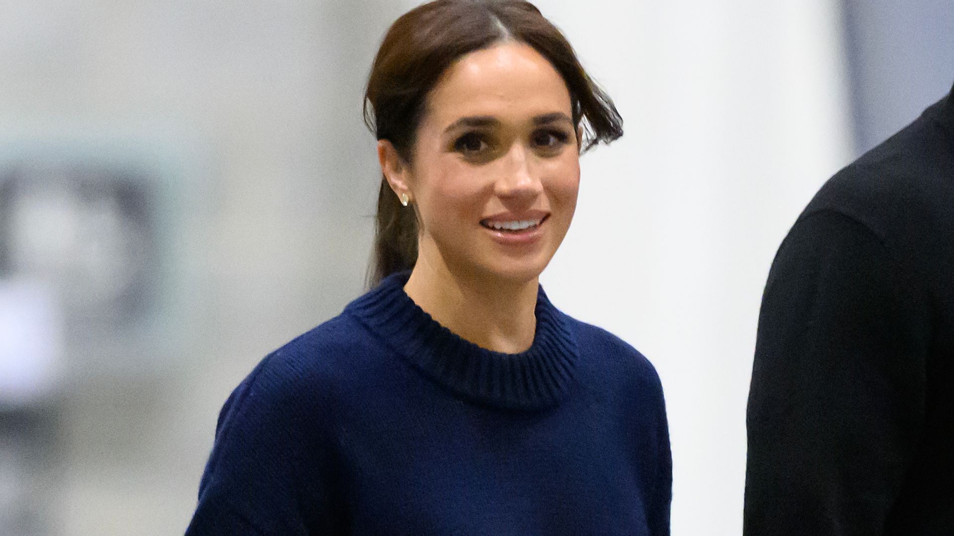 Meghan Markle walking travel bag