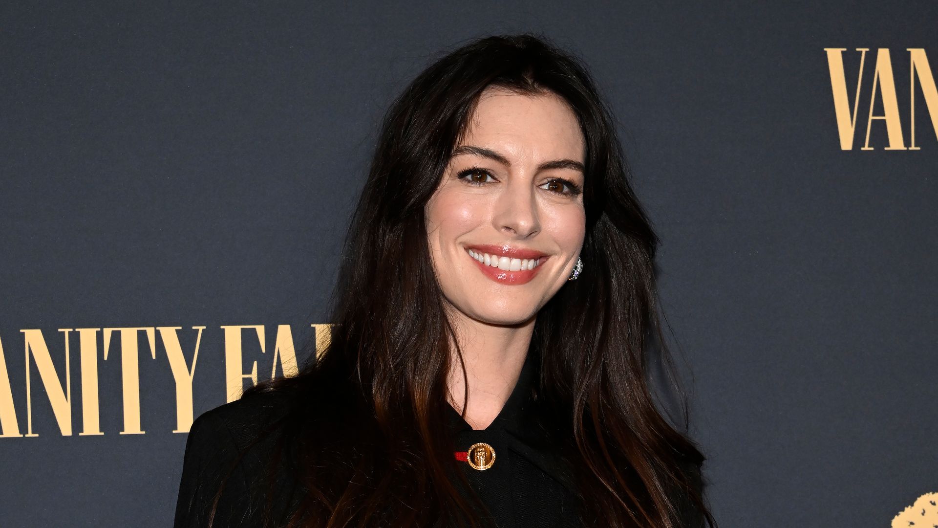 Anne Hathaway’s go-to weekend outfit is peak chic