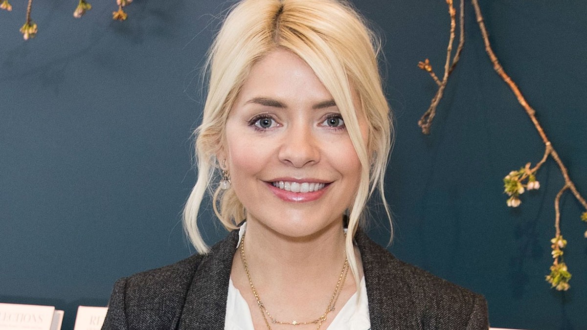 This Morning's Holly Willoughby sparks reaction with stunning new photo ...