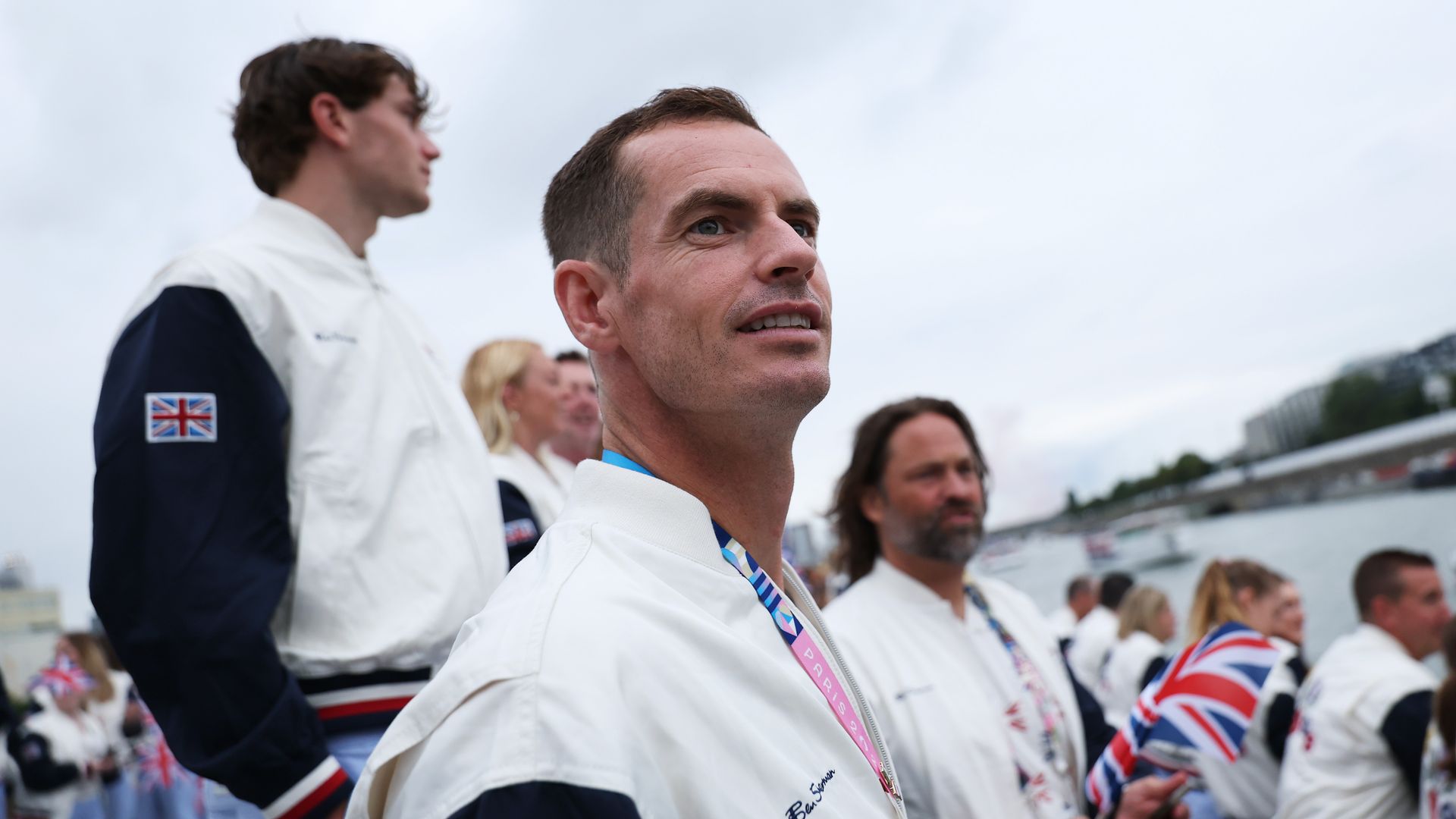 Andy Murray vom Team Großbritannien schaut während der Eröffnungszeremonie der Olympischen Spiele Paris 2024 am 26. Juli 2024 in Paris, Frankreich, von einem Boot auf der Seine zu. (Foto von Naomi Baker/Getty Images)