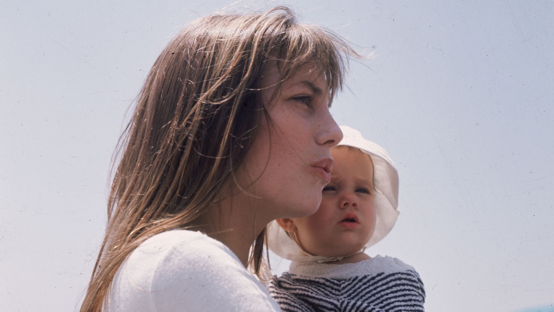 1972:  Film actress Jane Birkin with her daughter Charlotte Gainsbourg.  (Photo by Keystone/Getty Images)