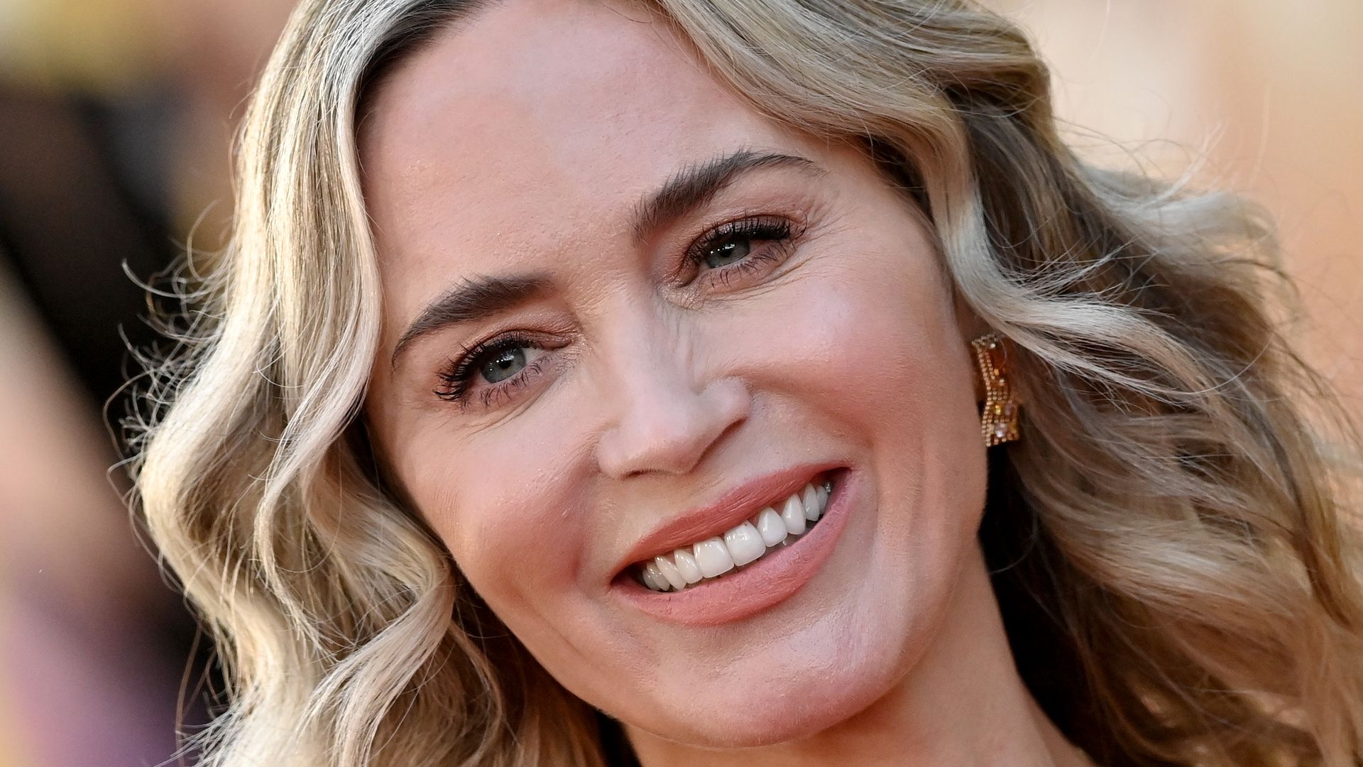 Emily Blunt and her kids are the ultimate Swifies – swapping bracelets with fan