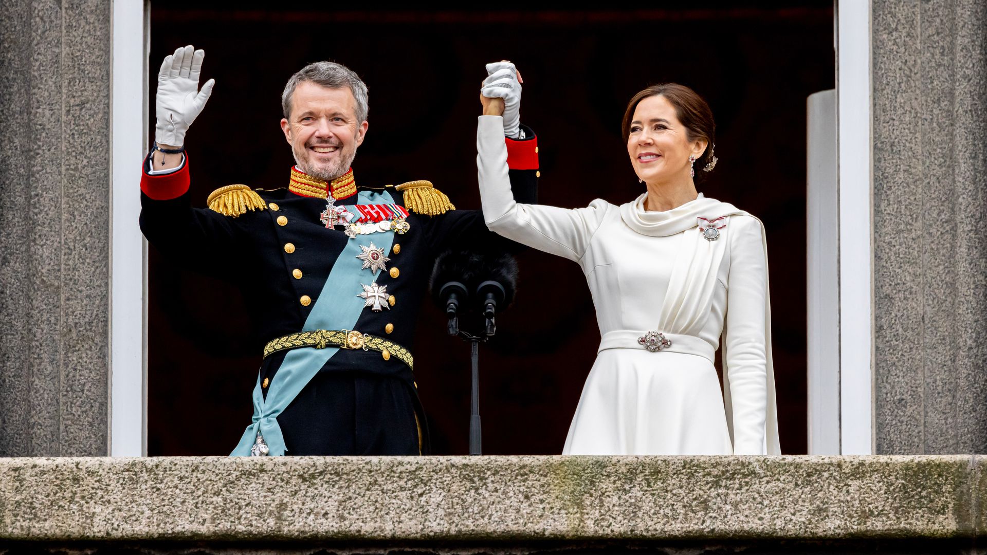 mary and frederik wave on balcony