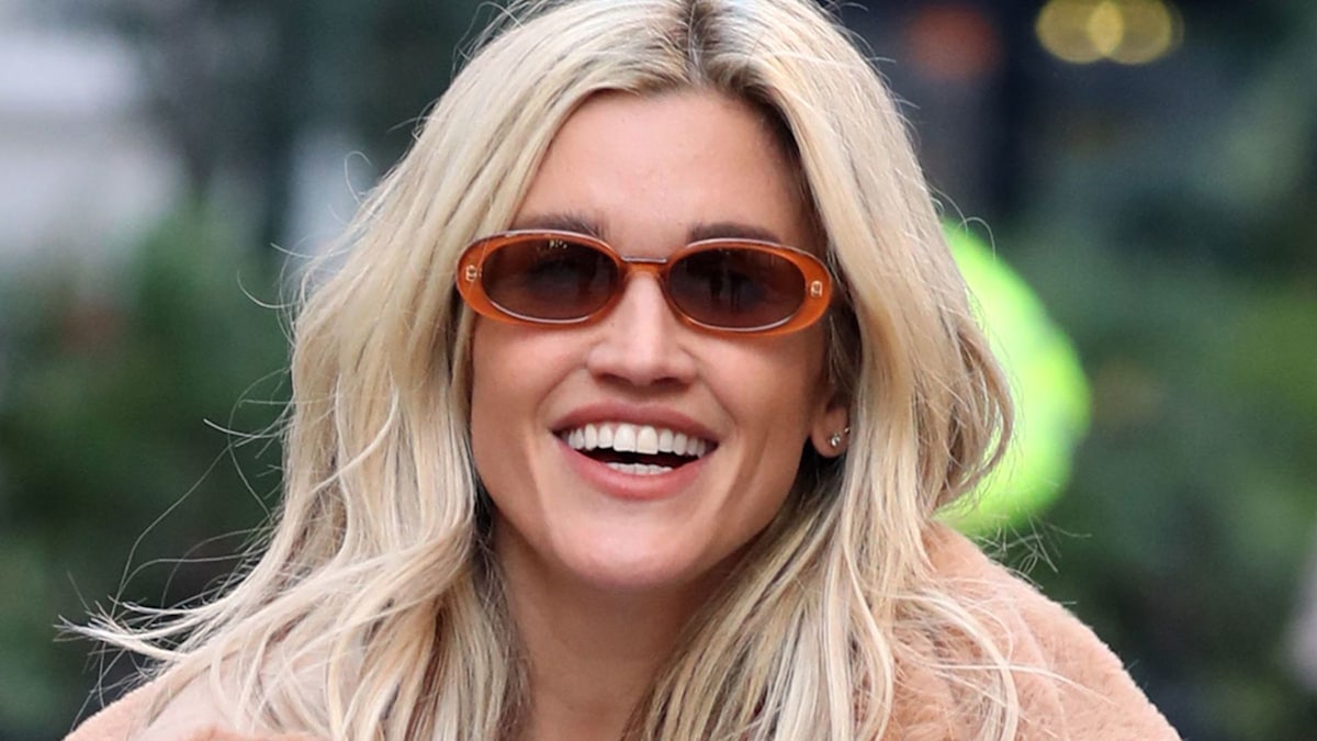 Ashley Roberts colour-clashes her pink River Island cardigan with green ...