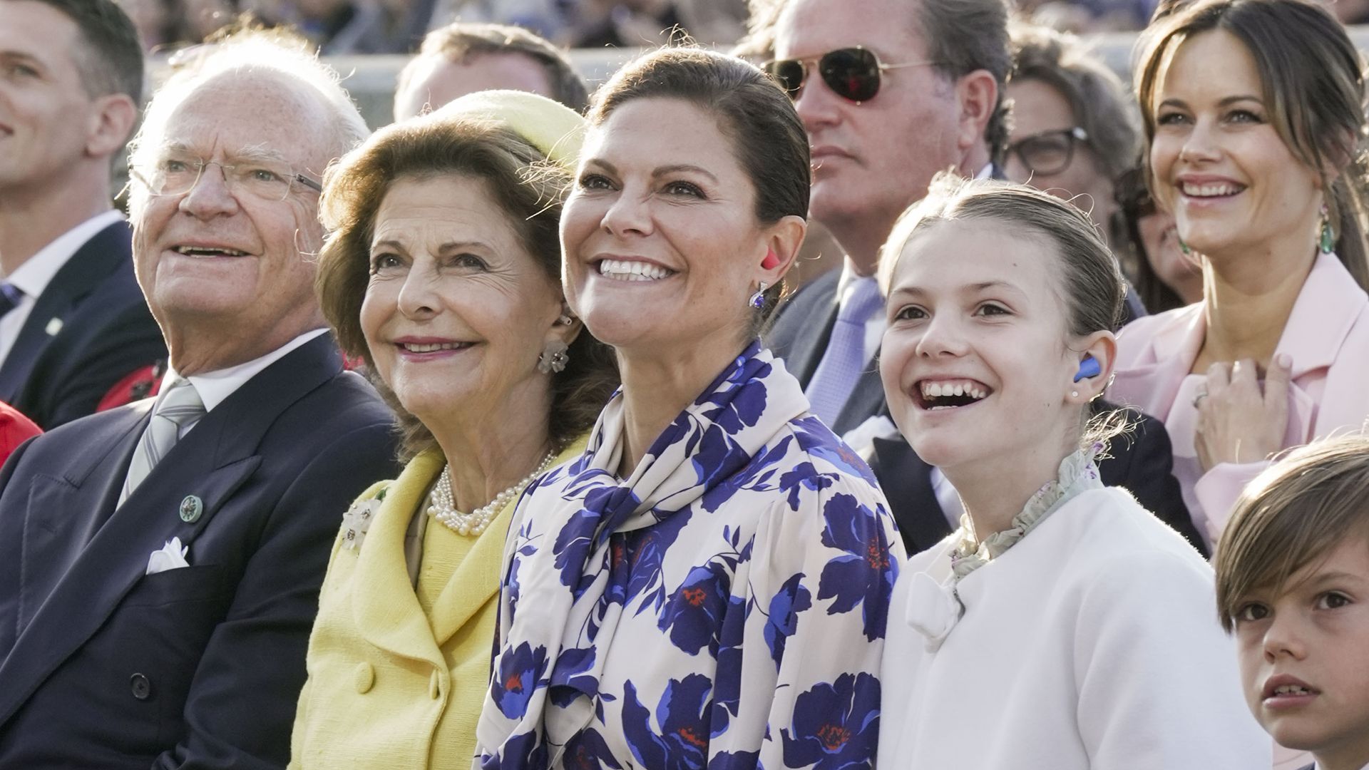 King Carl Gustaf, Queen Silvia, Crown Princess Victoria, Princess Estelle and Prince Oscar sitting in a line