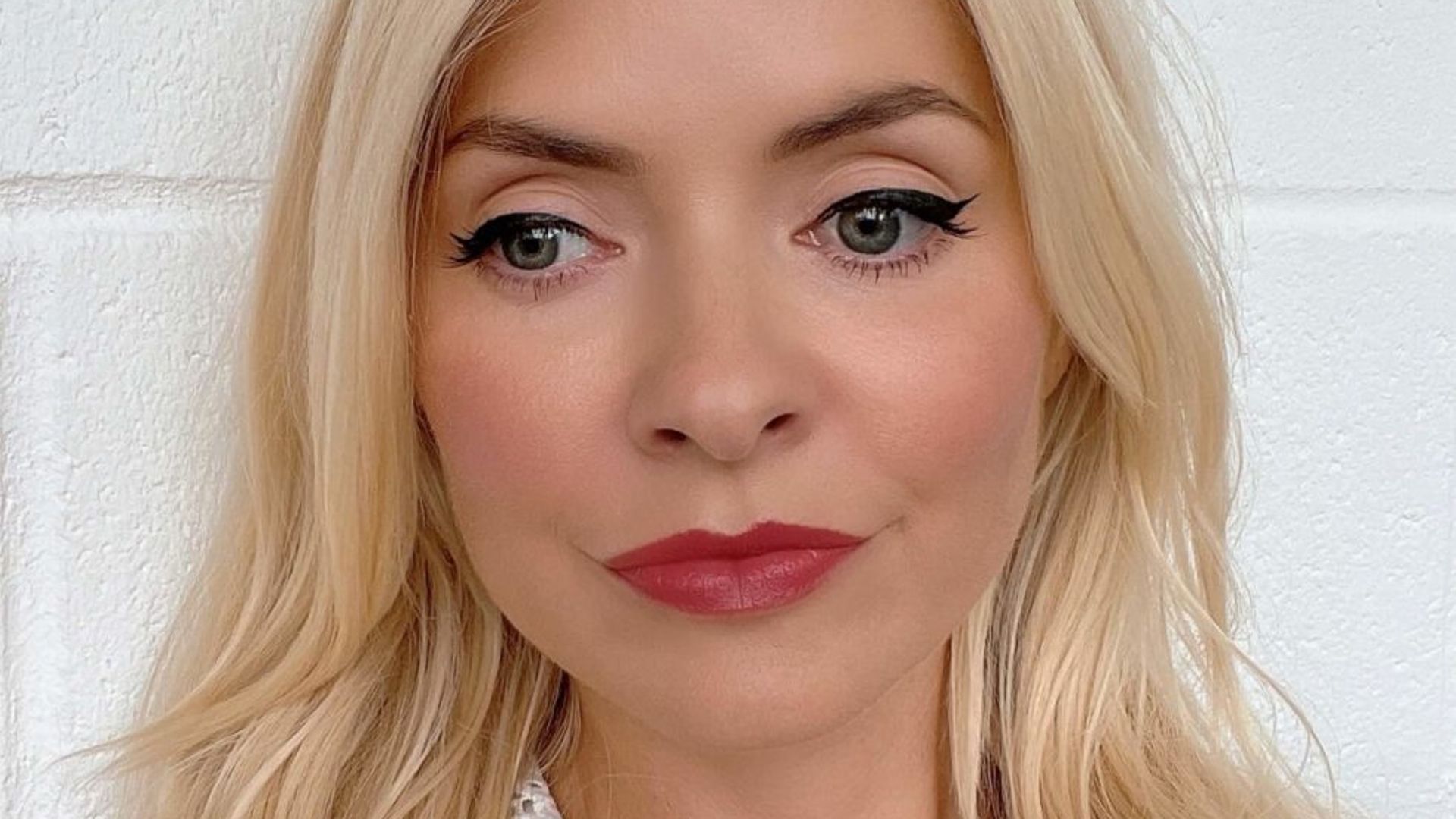 Holly Willoughby’s stunning £60 hot pink wedding guest dress is still ...