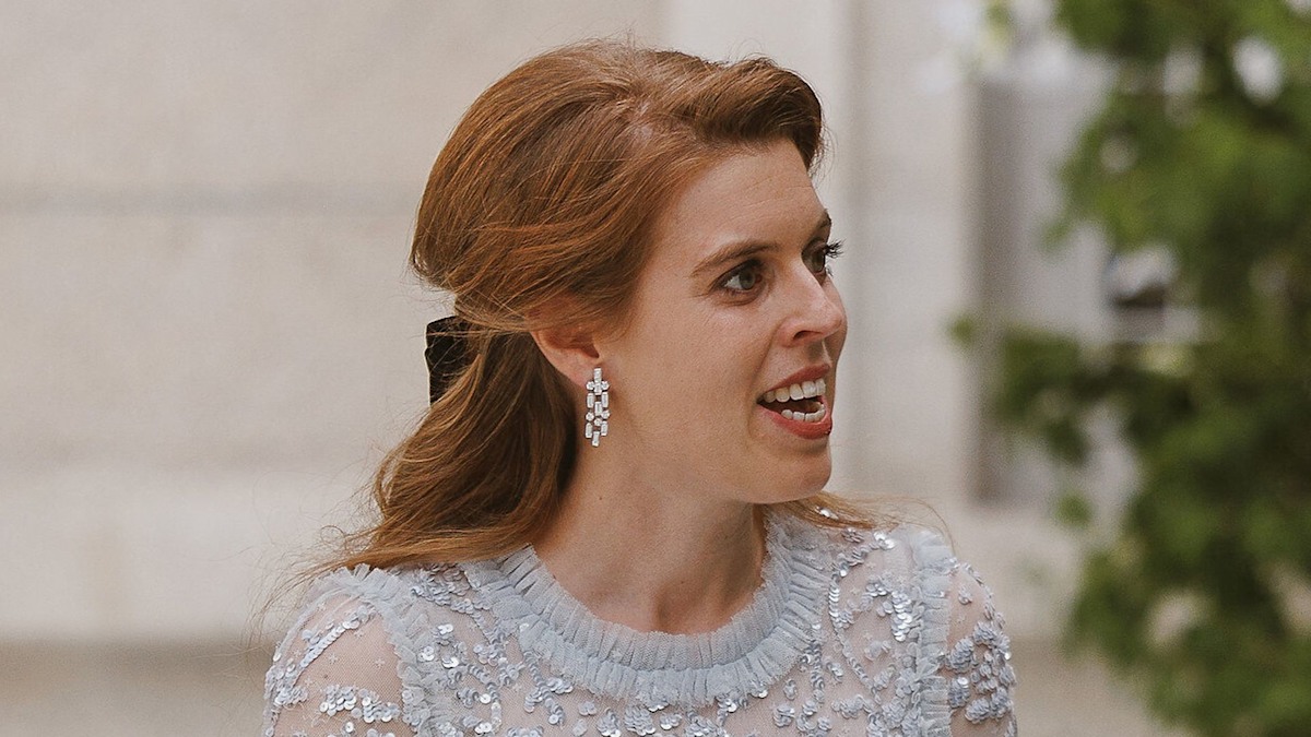 Princess Beatrice suffers royal wedding faux pas in satin dress and ...
