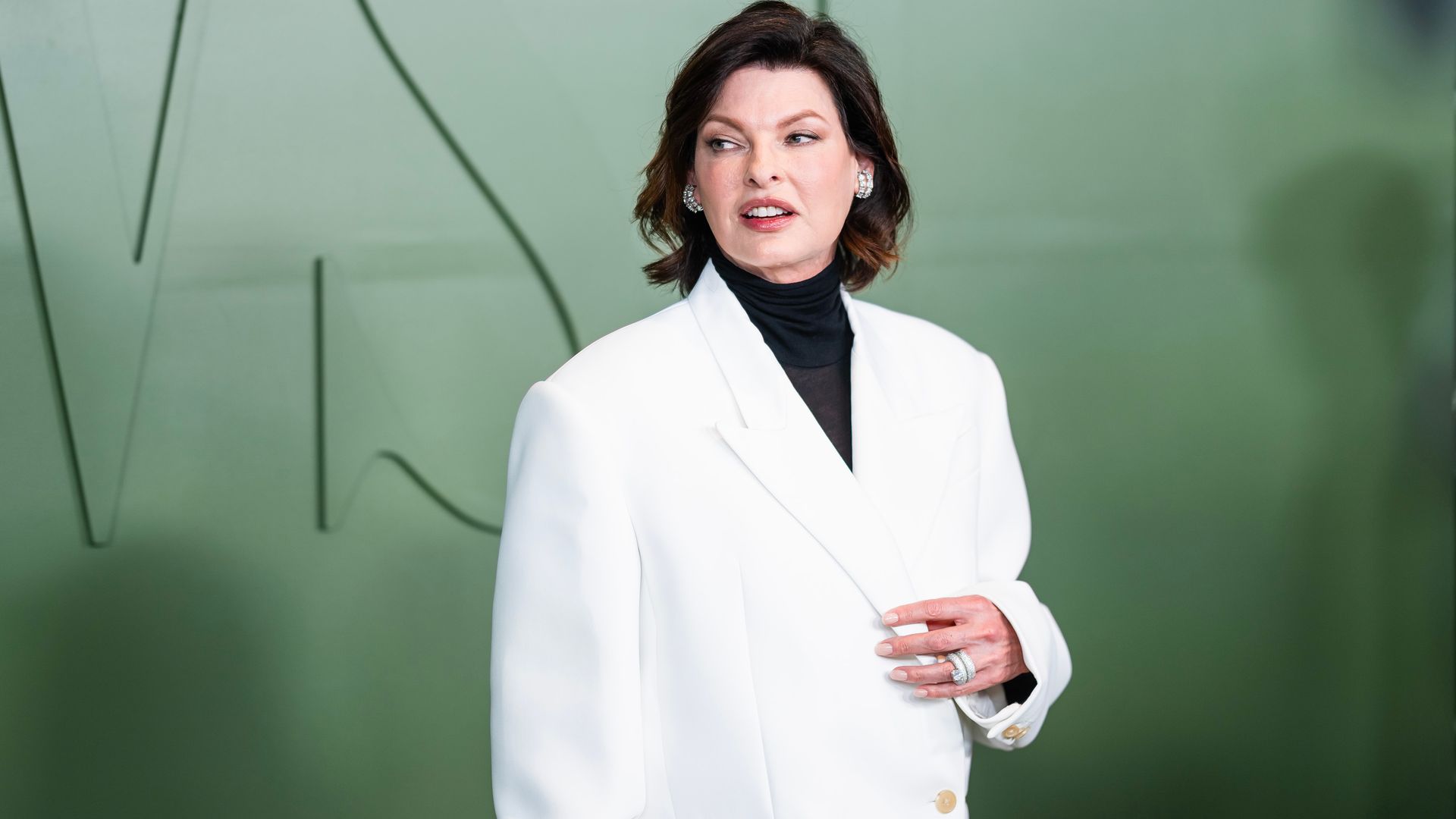Linda Evangelista attends the 2024 WSJ Innovators Awards at Museum of Modern Art on October 29, 2024 in white suit