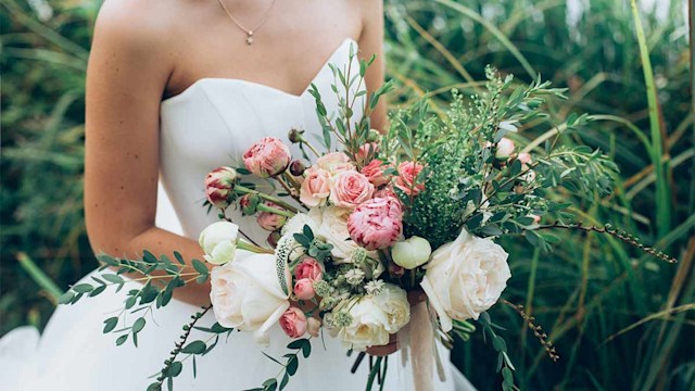 bride wedding flowers