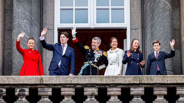 Princess Isabella, Prince Christian, King Frederik, Queen Mary, Princess Josephine and Prince Vincent waving