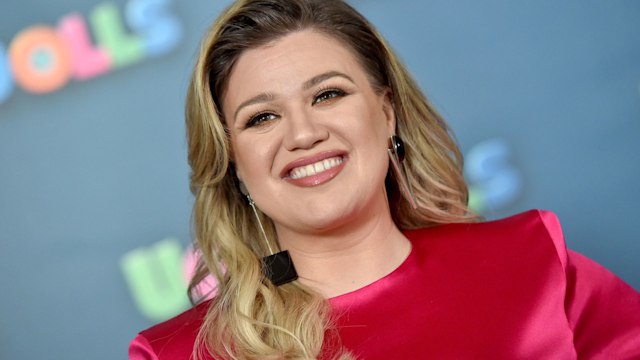 kelly clarkson on the red carpet 