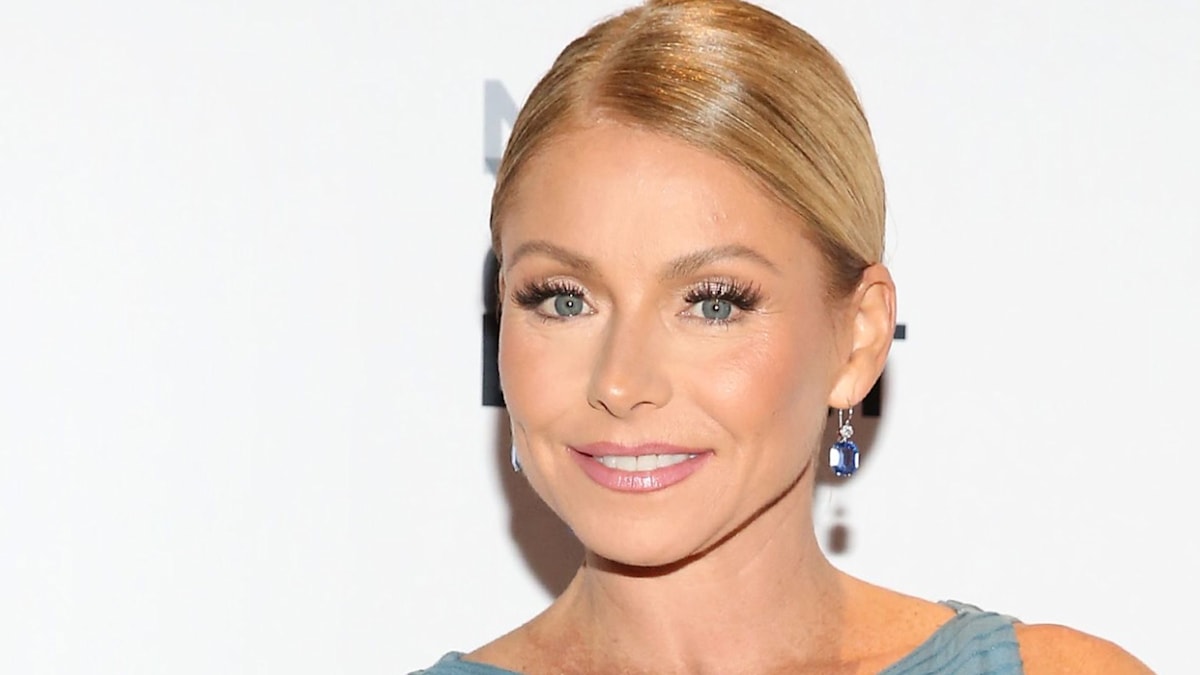 Kelly Ripa reveals incredible bikini body and washboard abs in family ...