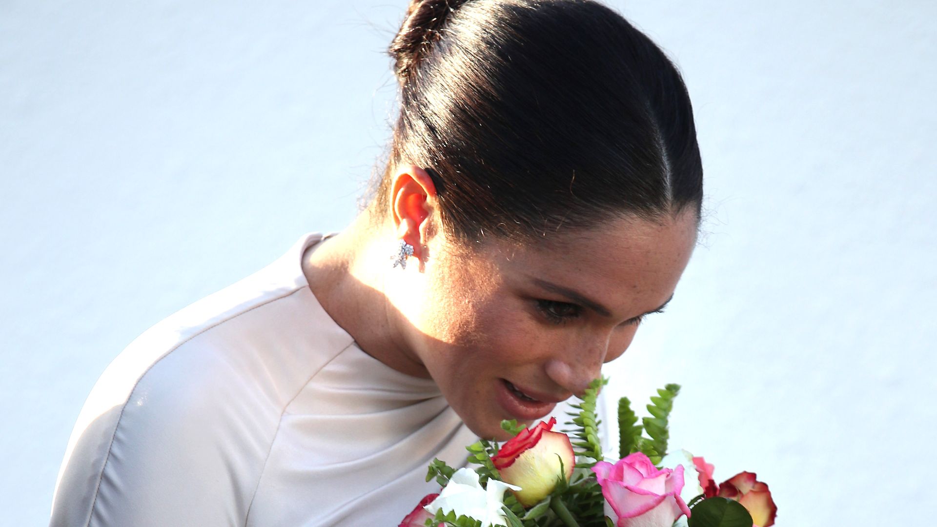 meghan markle with flowers
