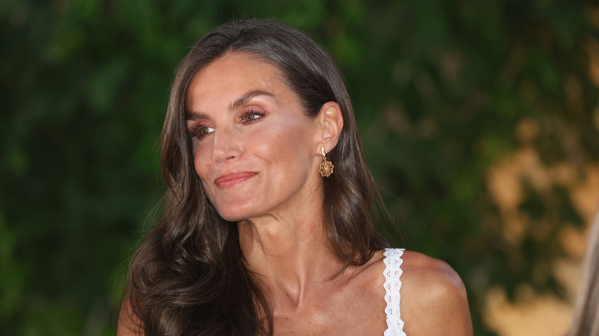 Queen Letizia is a holiday goddess in bridal white dress