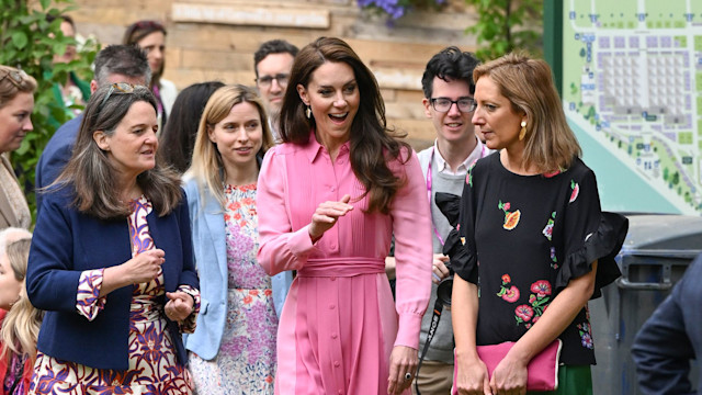 Kate Middleton waves as she arrives at Chelsea Flower Show