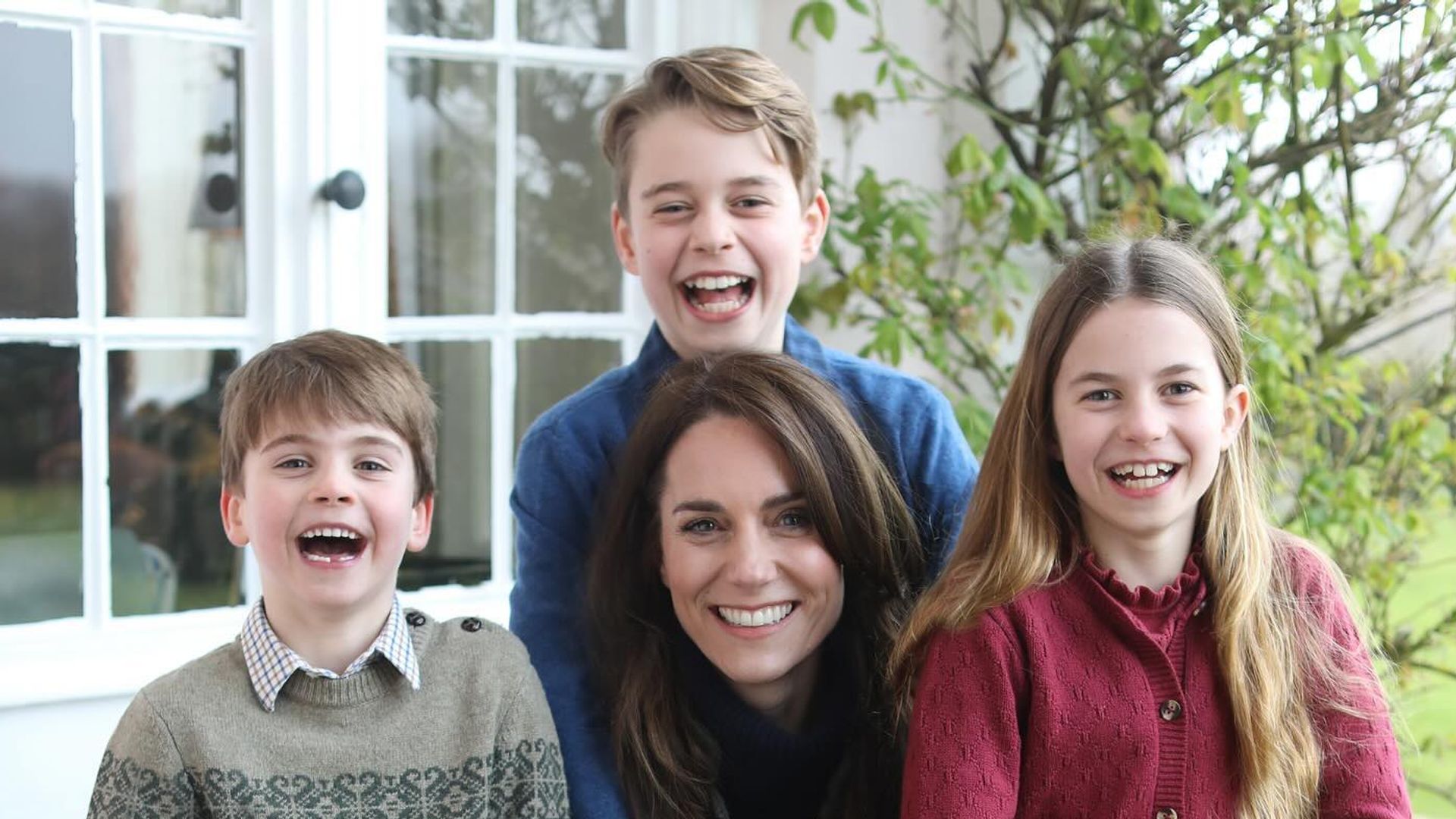 Kate Middleton seen in new photo with George, Charlotte and Louis as ...