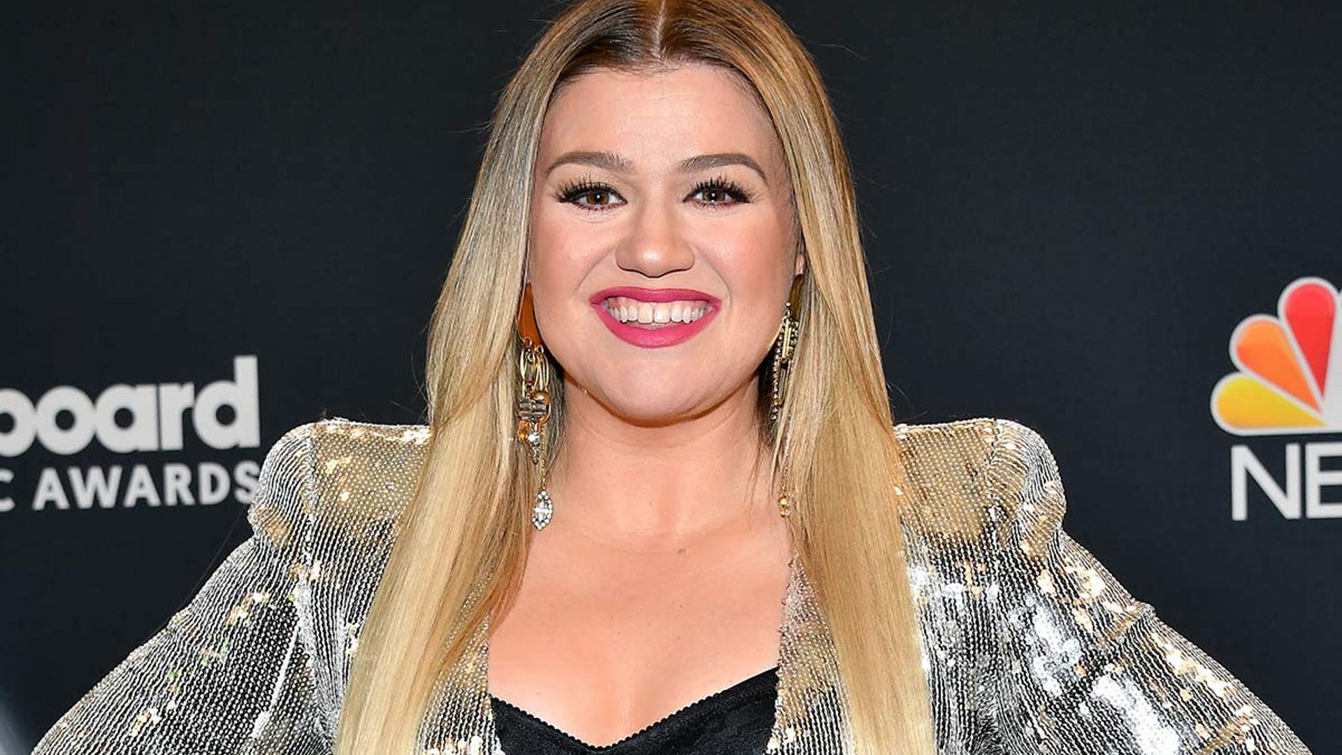 Kelly Clarkson shares peek into home décor while wowing in voluminous dress