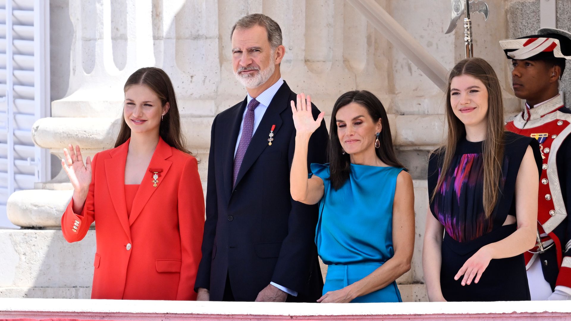 spanish royals waving on balcony