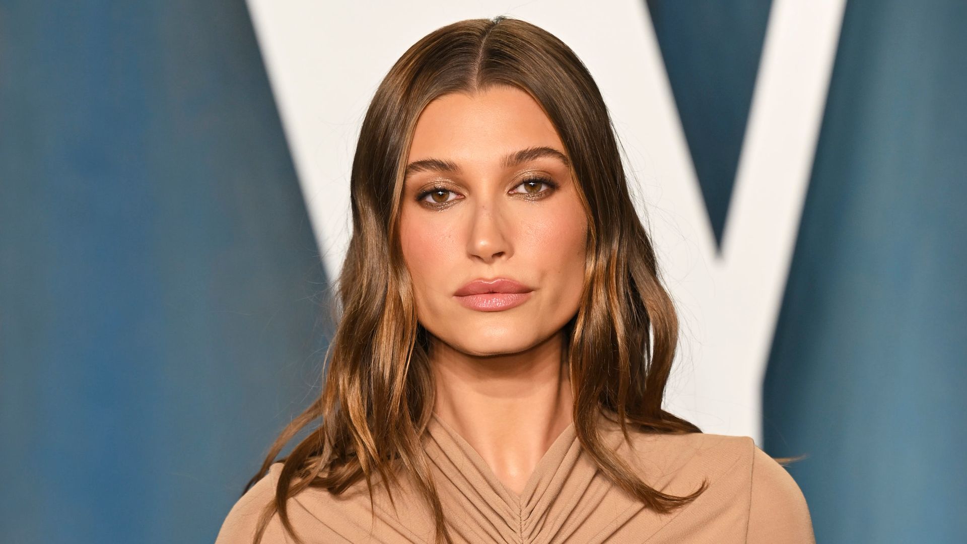 Hailey Bieber attends the 2022 Vanity Fair Oscar Party hosted by Radhika Jones at Wallis Annenberg Center for the Performing Arts on March 27, 2022 in Beverly Hills, California