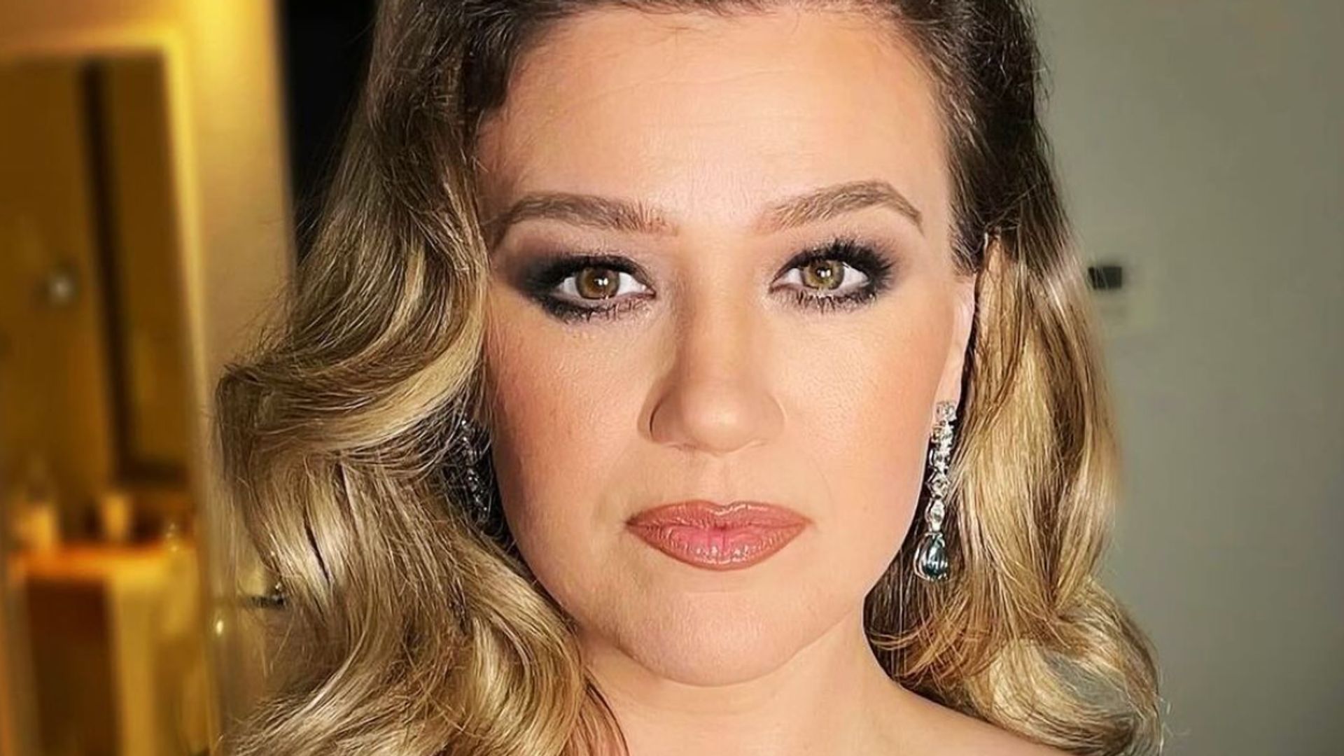 Kelly Clarkson showcases toned legs in tailored mini dress and sheer tights