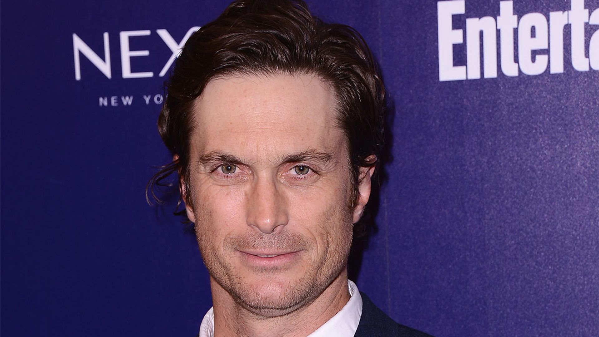oliver hudson consoled by fans