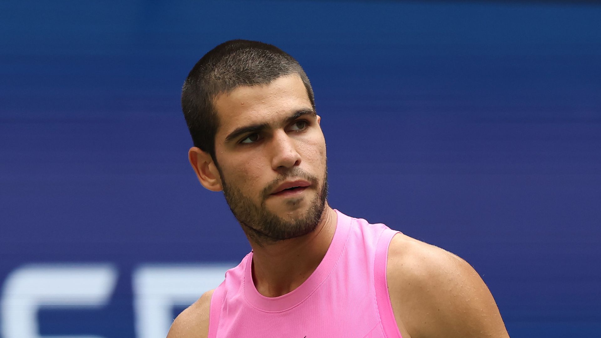 carlos alcaraz tennis court pink shirt