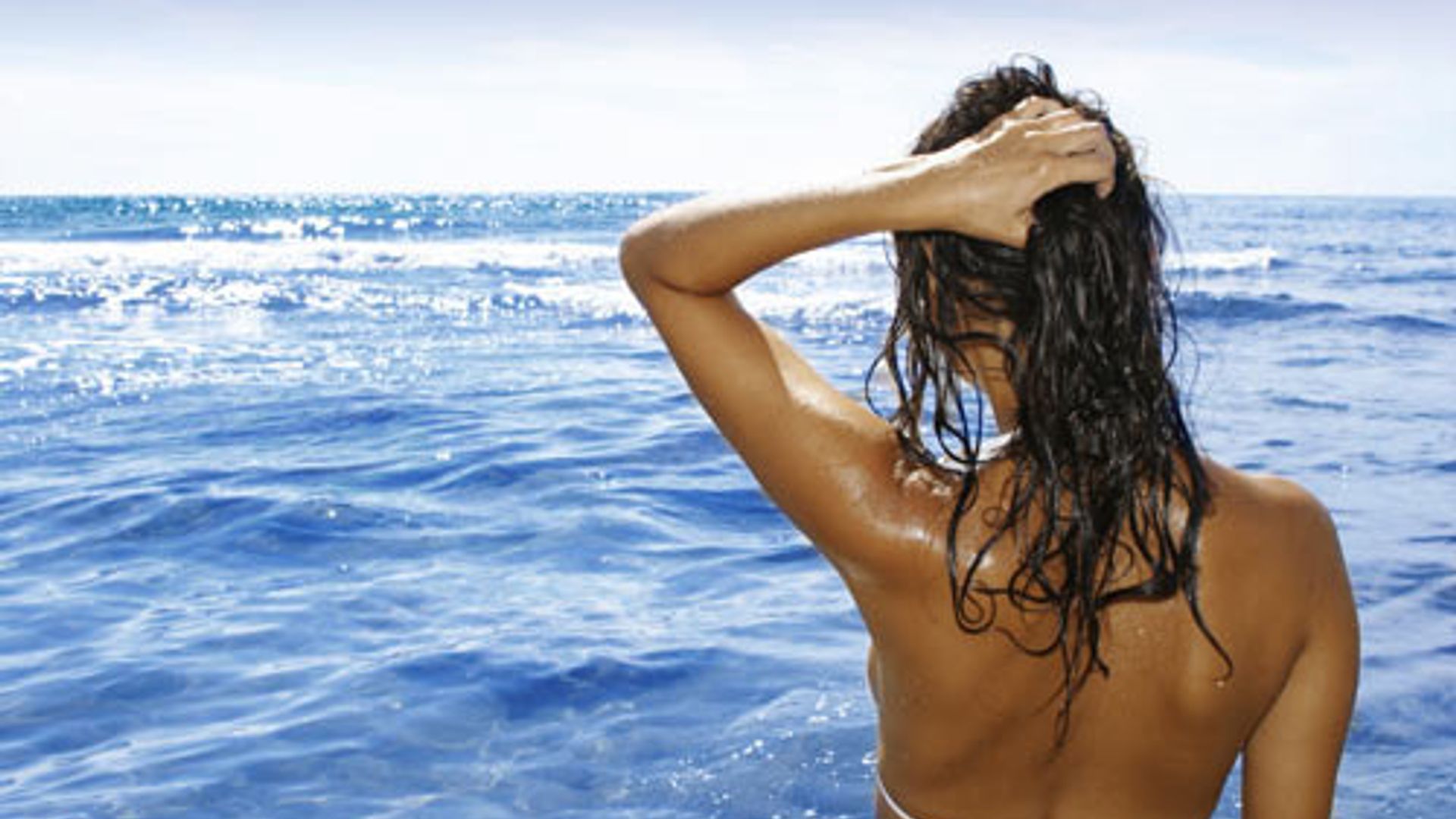 Человек в рубашке со спины. Топлесс со спины. Красивая девушка в ванной. Девушка в ванной волосы. Пловец в красной шапке.