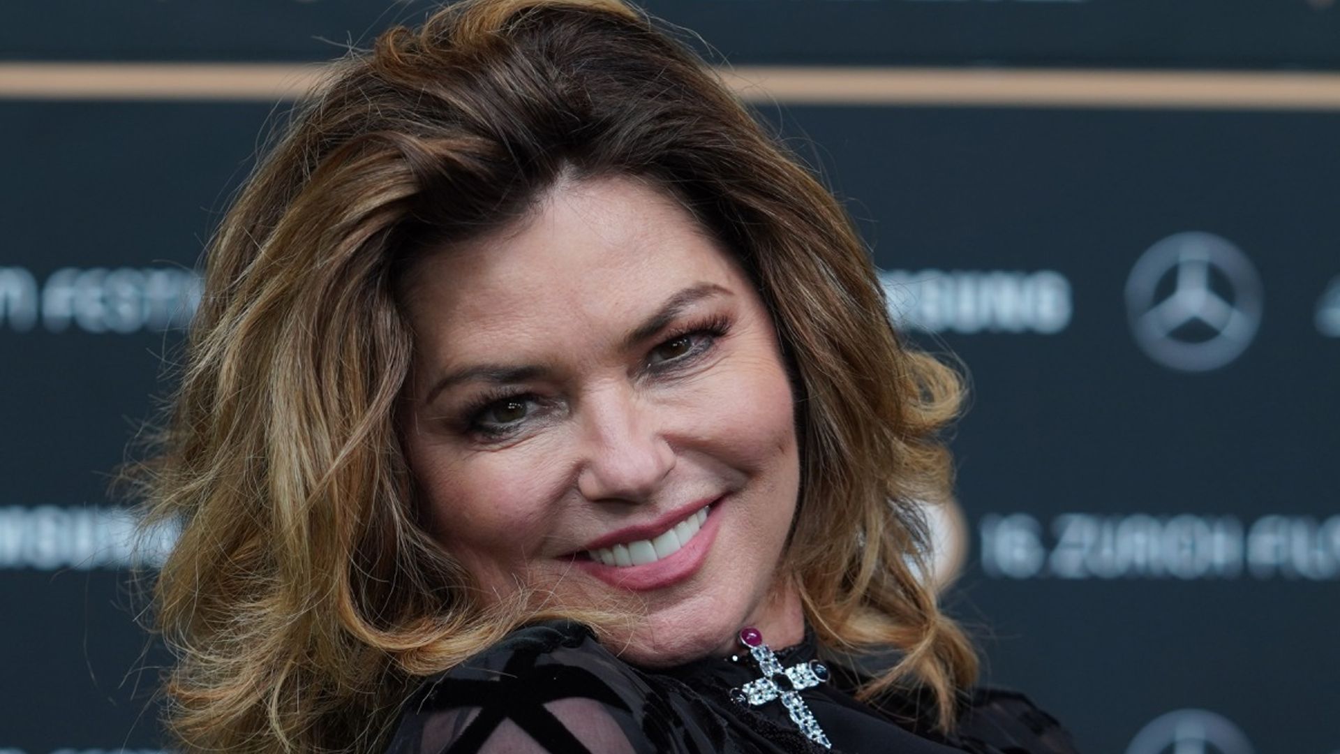Shania Twain leaves fans emotional after sending a message to Taylor Swift