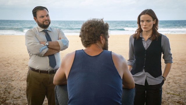 DI Mackenzie Clarke and Detective S. C. Colin Cartwright interviewing a suspect on a beach