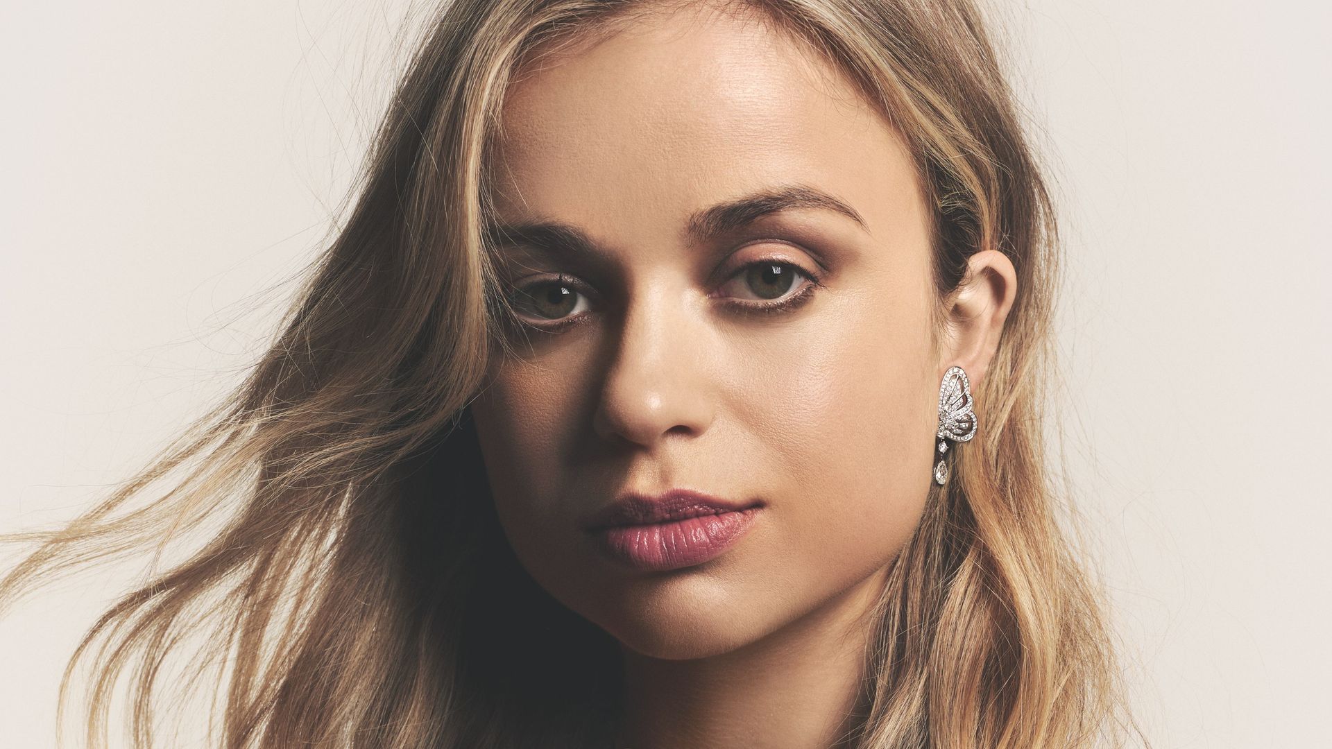 Amelia Windsor wears diamon jewellery for the September 2023 issue of Hello! Fashion