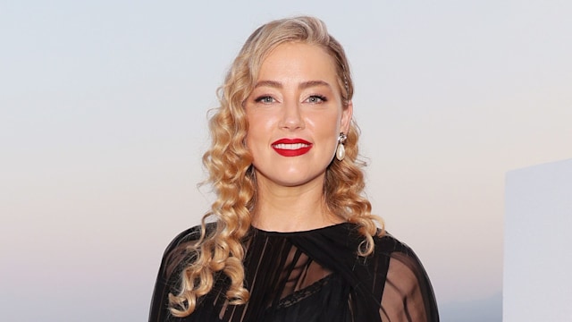 amber heard wearing black dress