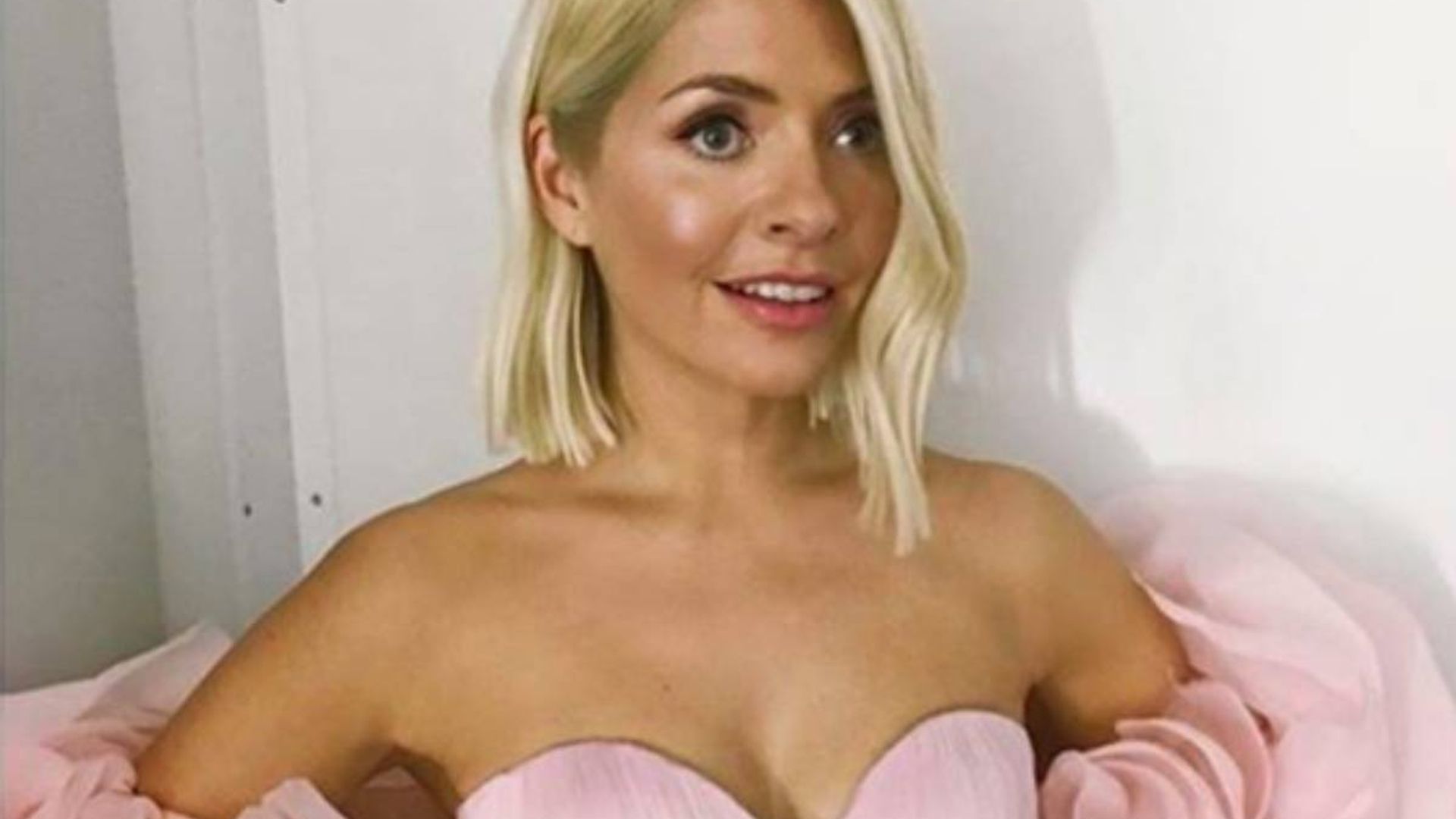 holly willoughby dancing on ice pink dress