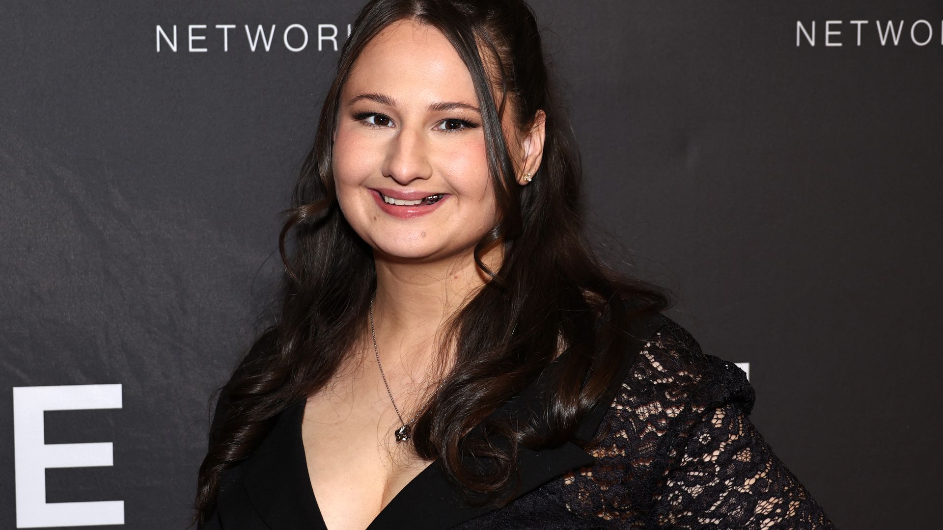 gypsy rose blanchard black dress red carpet