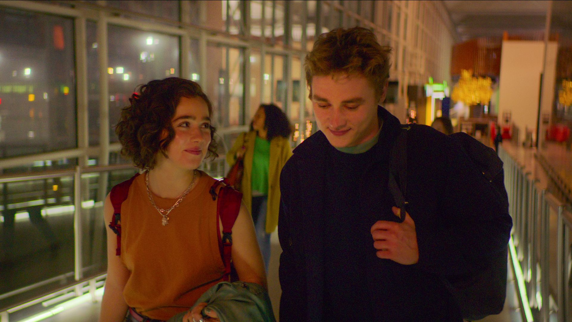 Haley Lu Richardson as Hadley Sullivan and Ben Hardy as Oliver Jones in Love at First Sight