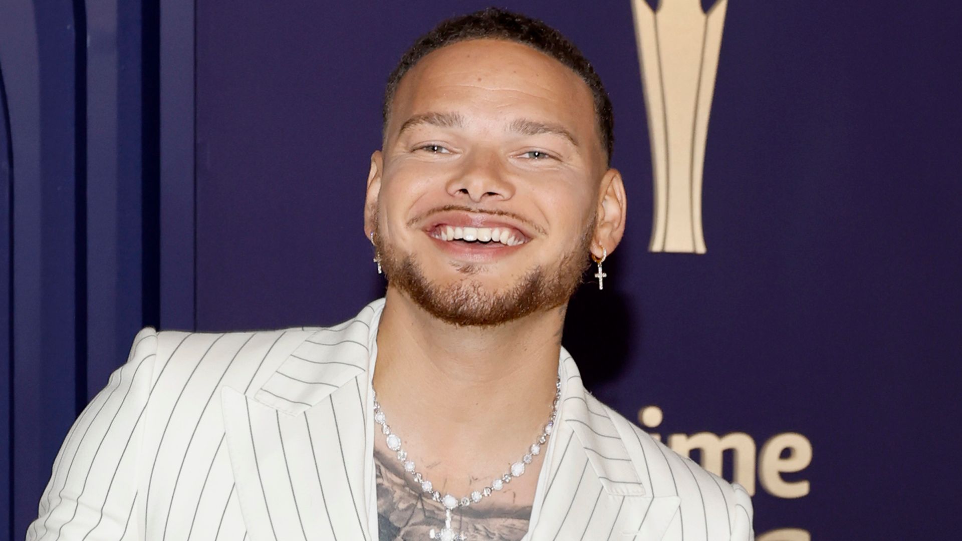 kane brown on red carpet acm awards