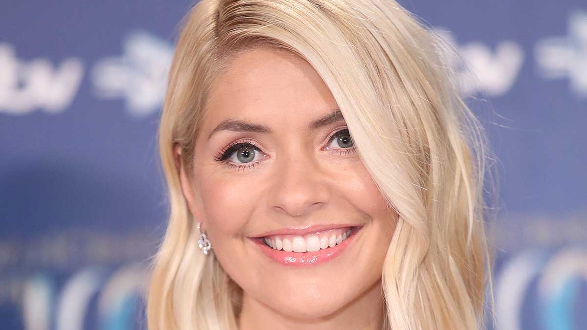 Holly Willoughby Kicks Off Dancing On Ice In Style In A Feathered Peach 