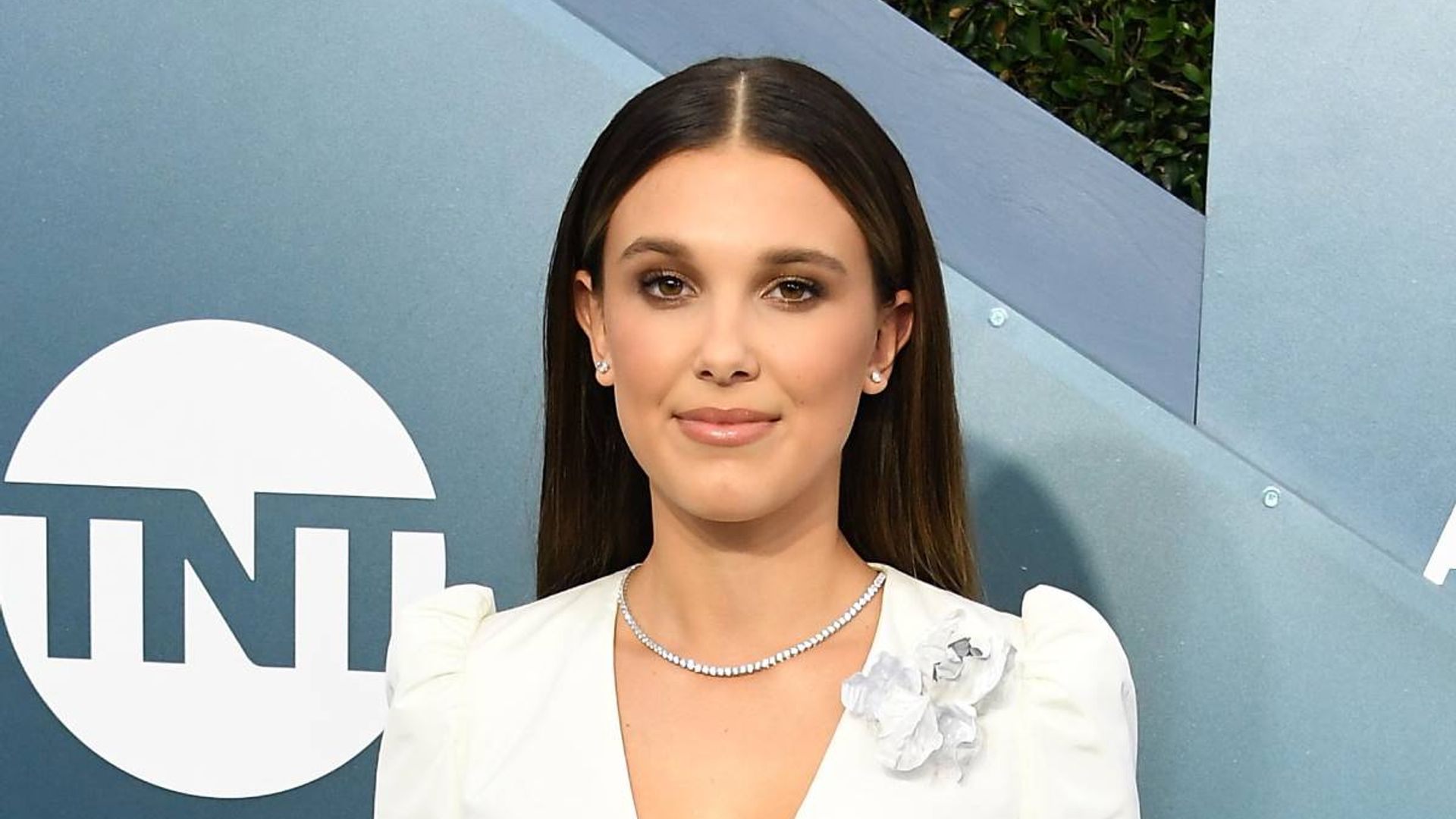 Millie Bobby Brown Rocks White Bra Top & Blue Jeans In Sexy New