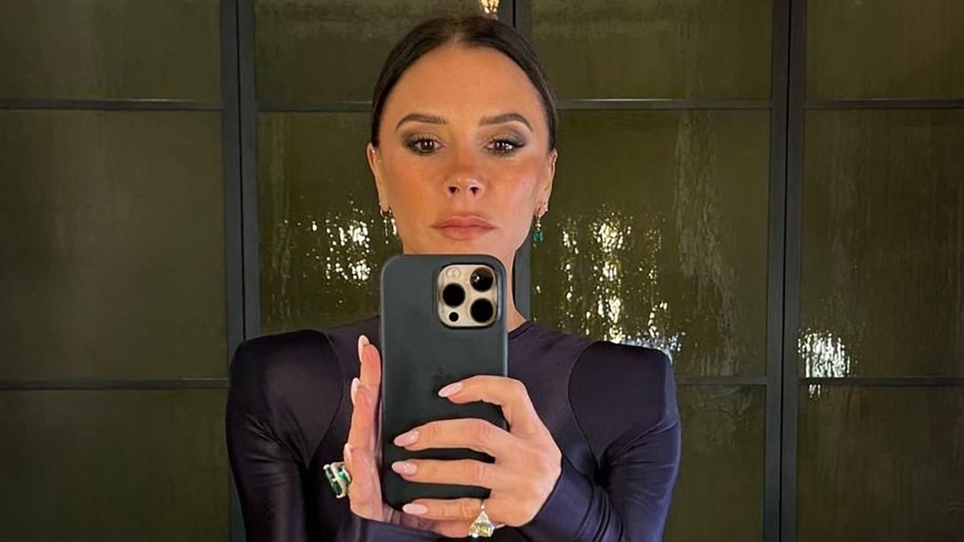 Victoria Beckham just co-signed the 90s blue eye shadow revival