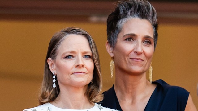 Jodie Foster in a white dress and Alexandra Hedison in a blue dress