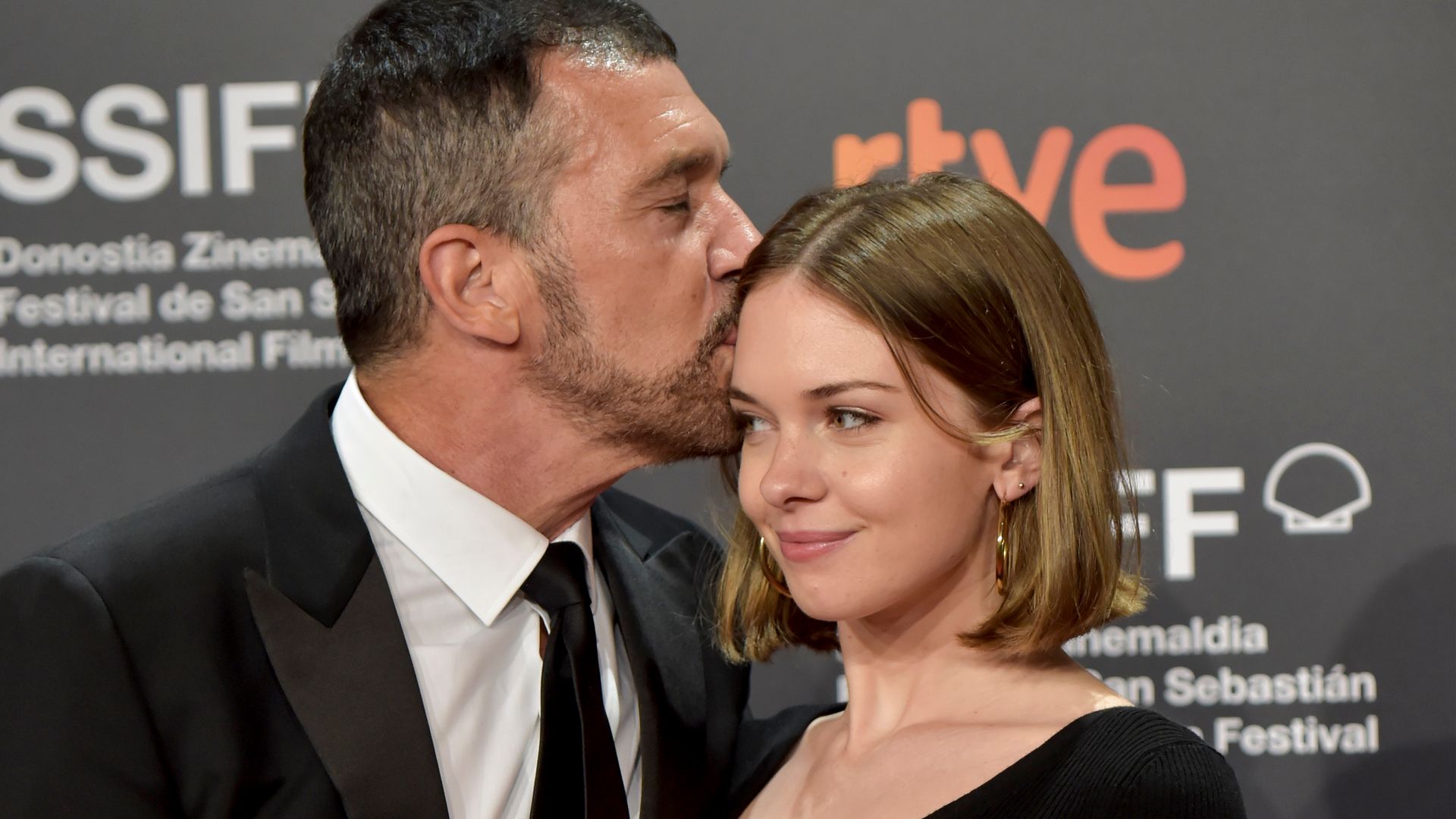 Antonio banderas kissing daughter Stella on head