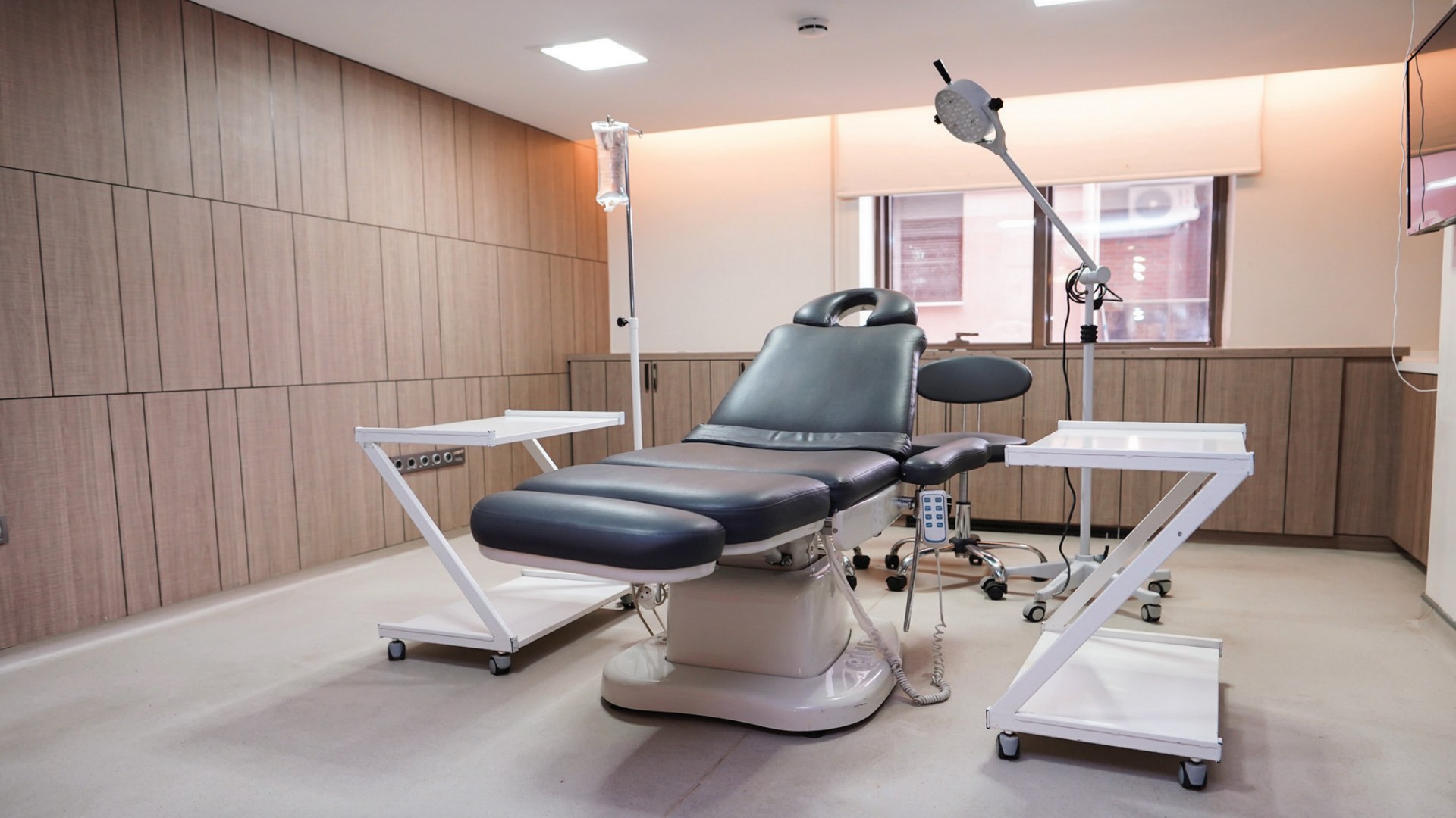 Operating table at Estenove hair transplant clinic in Istanbul