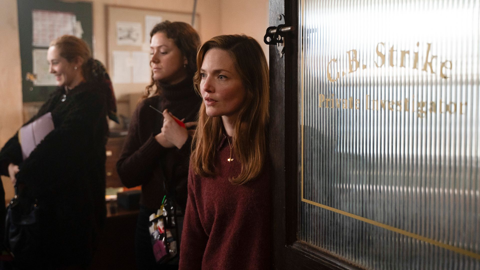 Robin Ellacott, played by Holliday Grainger, often wears the necklace in the show 