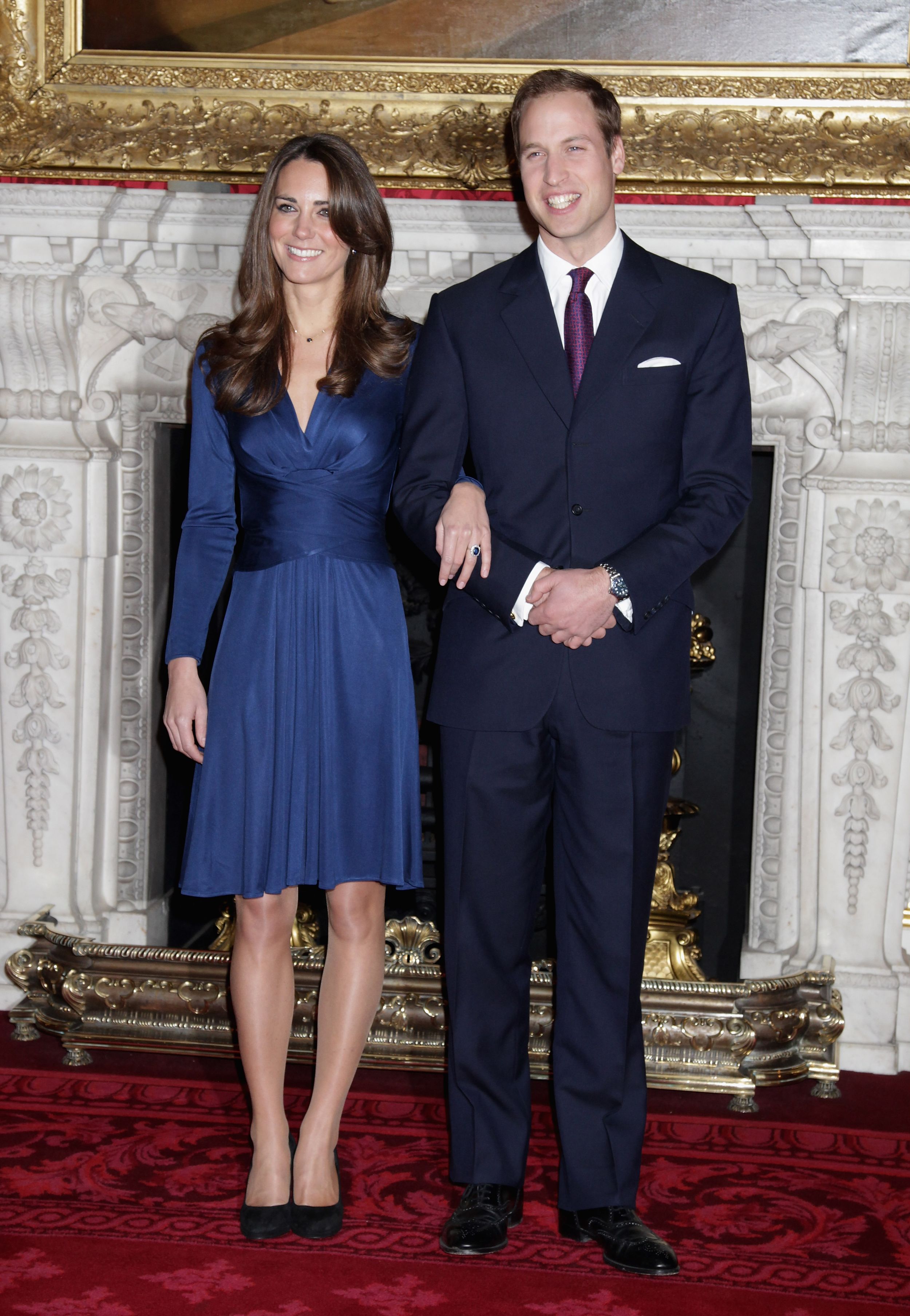 Comment l'amitié universitaire discrète de Kate Middleton et du prince William s'est transformée en la plus grande histoire d'amour royale du monde 2 Le couple s'est fiancé en 2010
