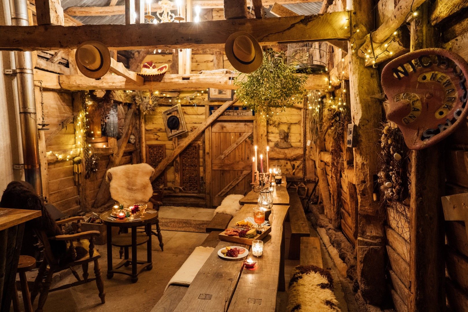 à l'intérieur de la grange, assez éclairé, table