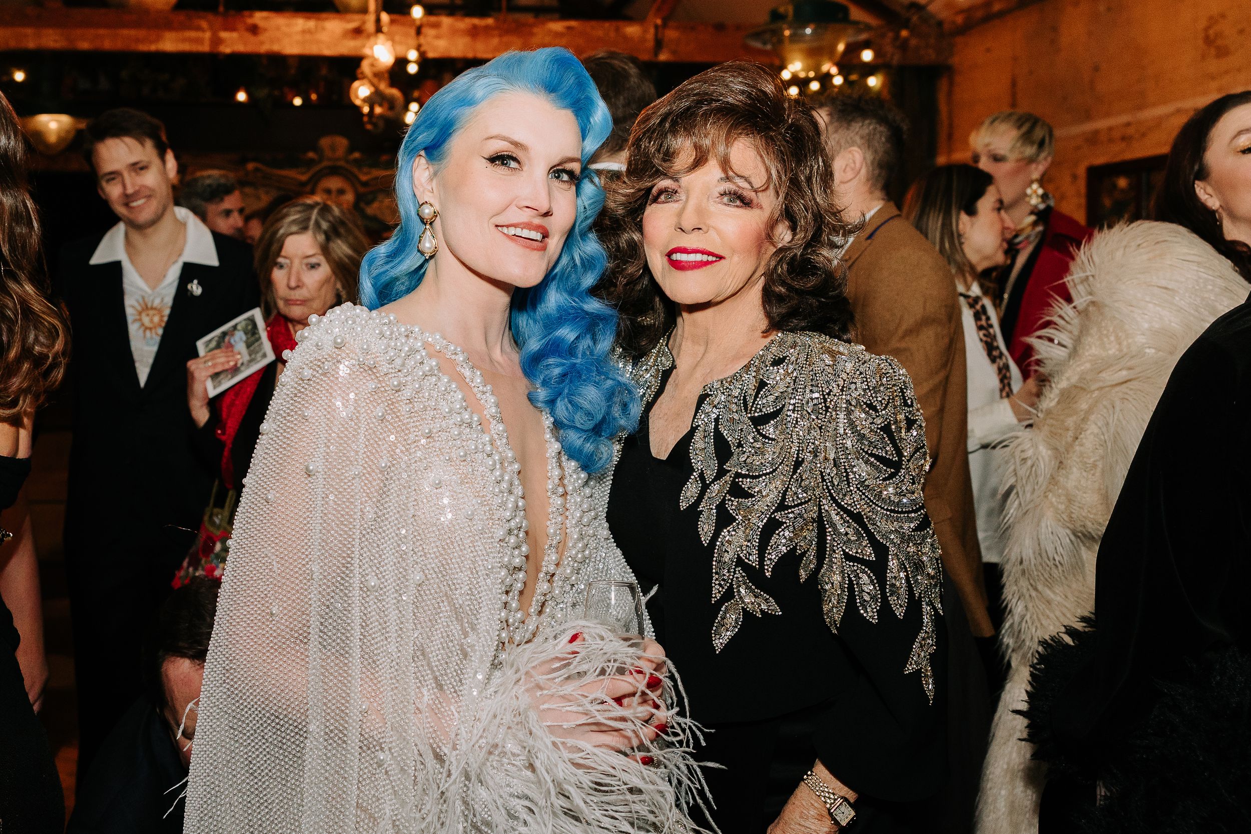 Sa marraine, Joan Collins, était également présente