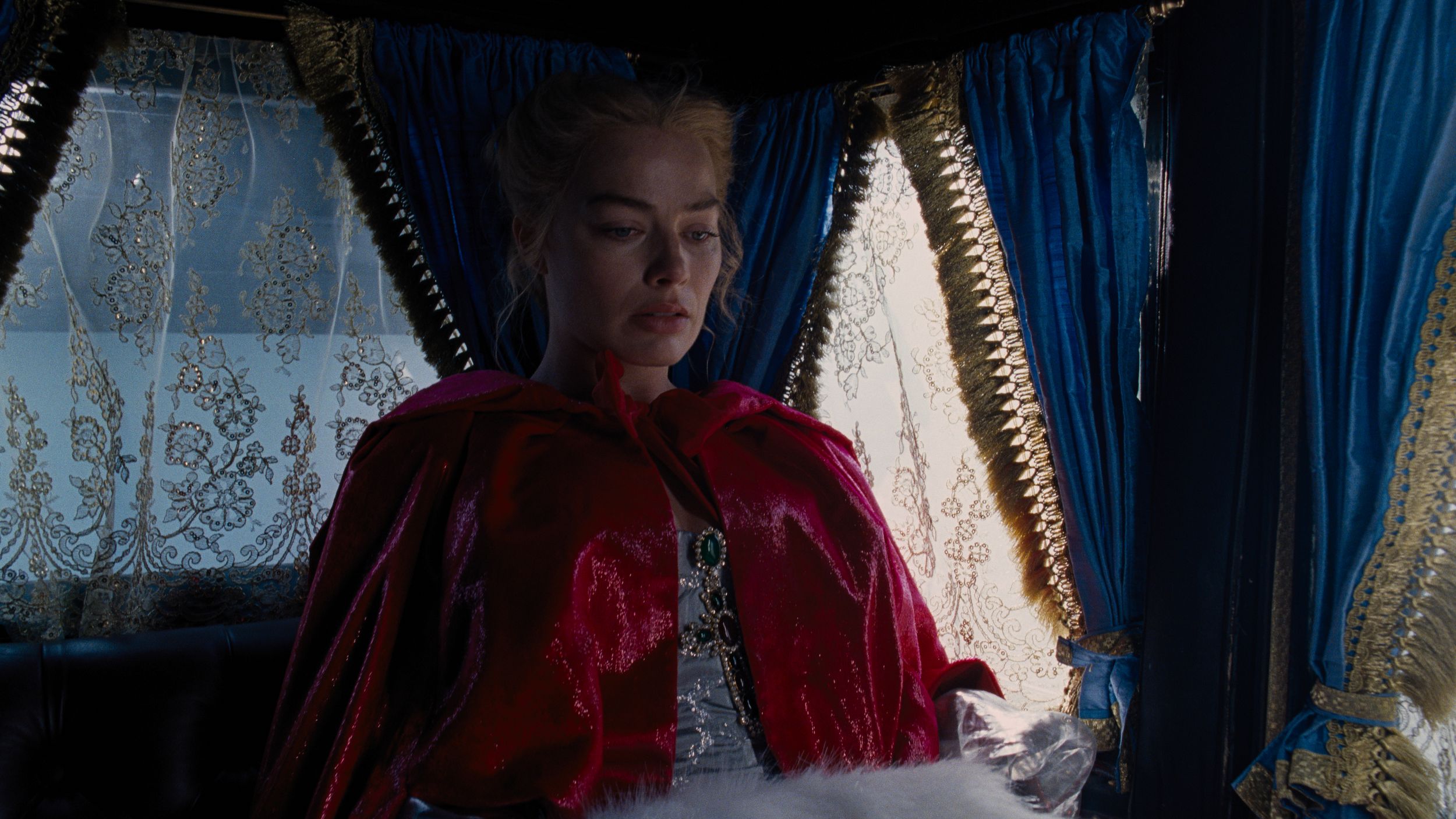 Margot Robbie dans la cape rouge pendant "Les Hauts de Hurlevent" tournage