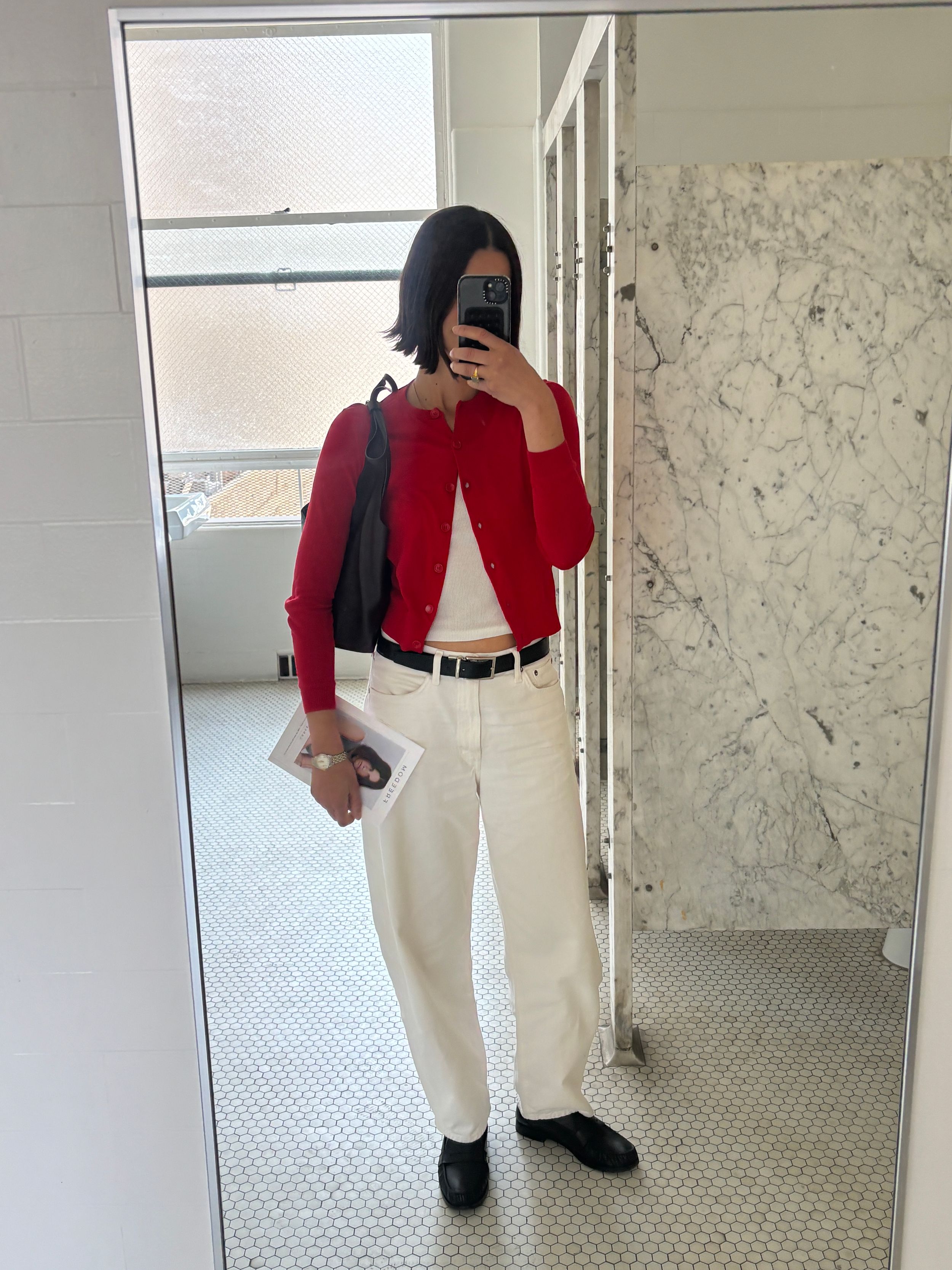 moderne en mocassins et jean blanc