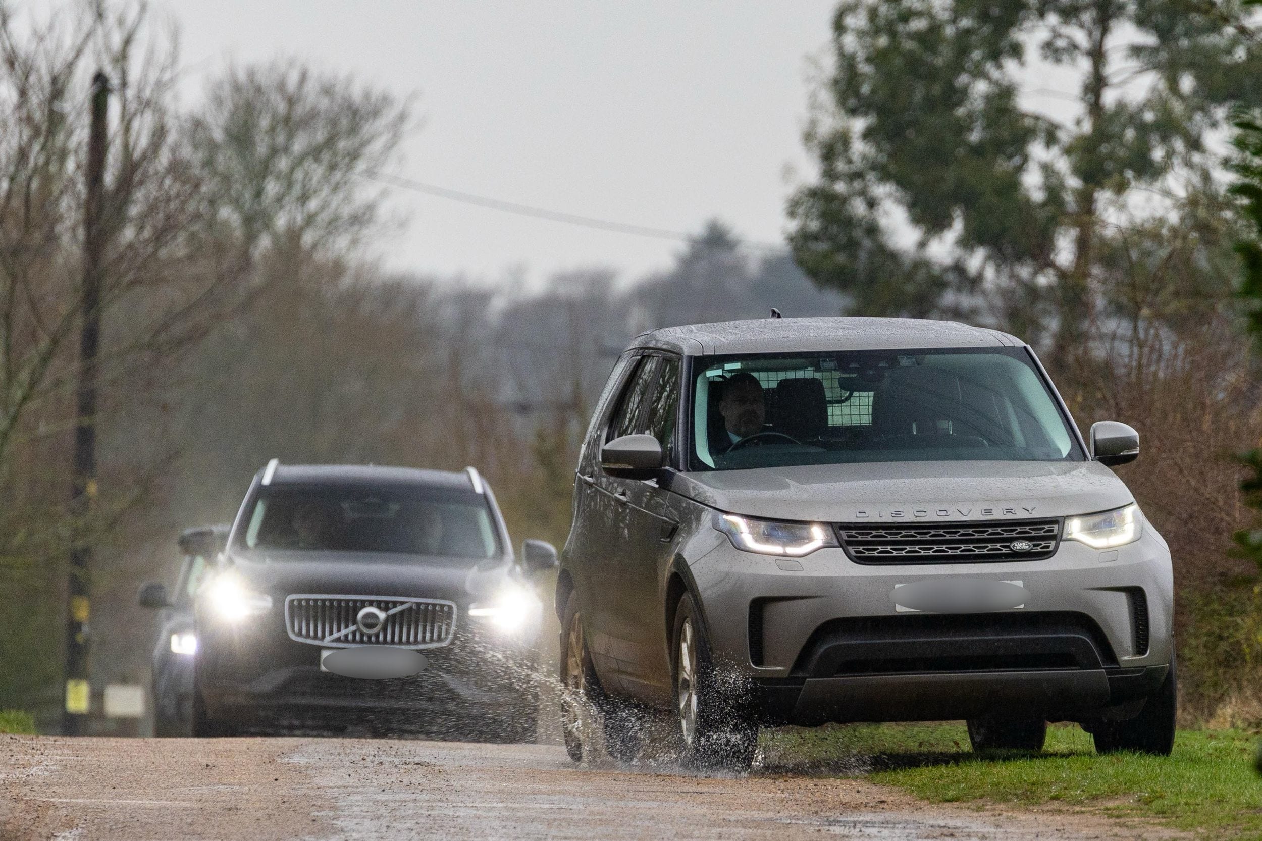 Range Rovers are seen driving away amid Andrew Mountbatten-Windsor's arrest