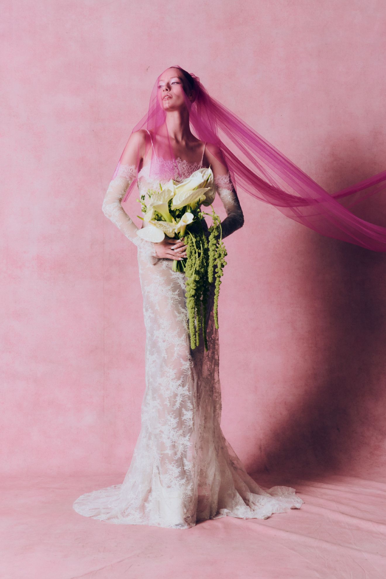 Du drame vintage au nouveau minimalisme, les plus grandes tendances de LFW AW26 8 Un mannequin porte une robe de mariée blanche avec un voile rose vif