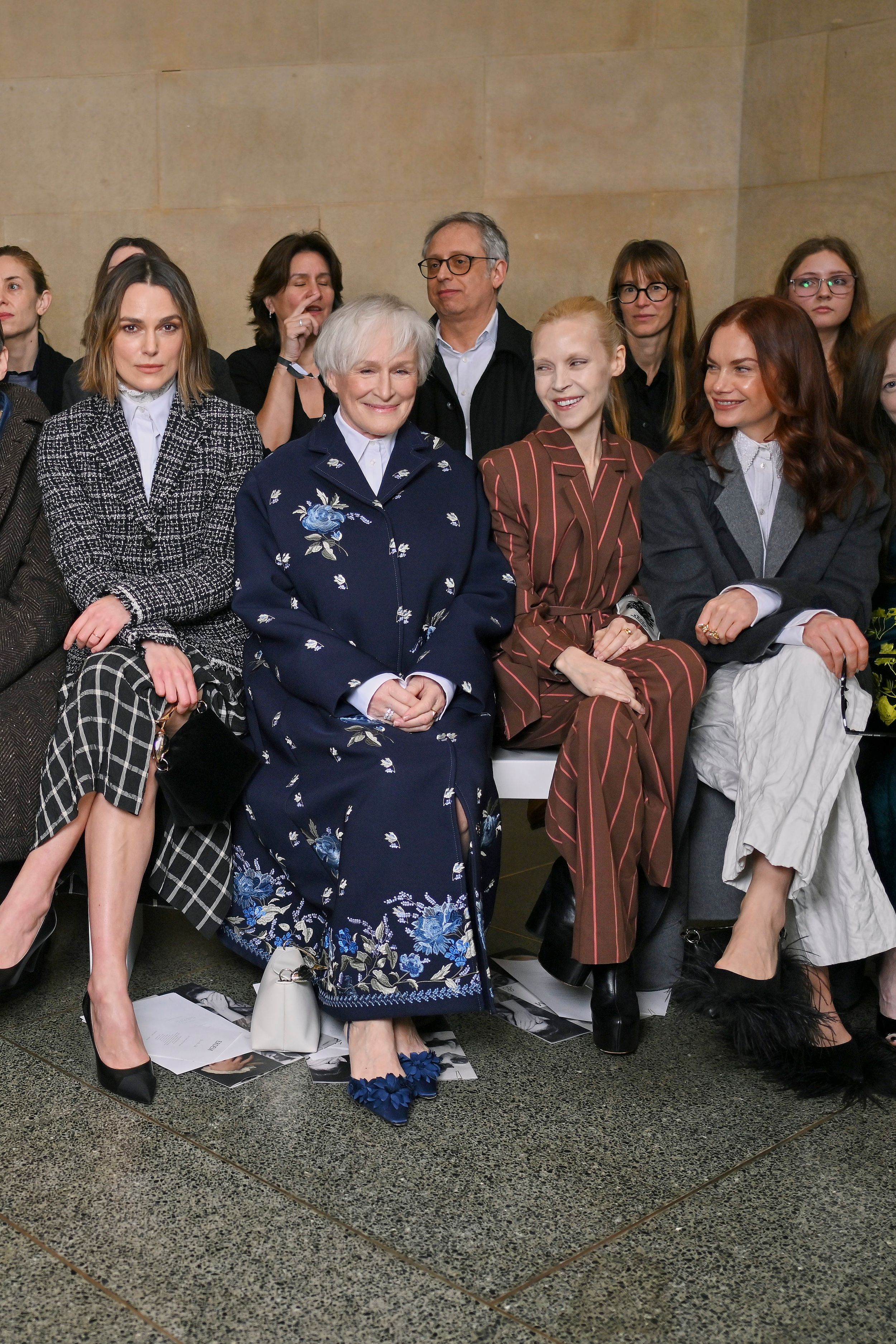 Du drame vintage au nouveau minimalisme, les plus grandes tendances de LFW AW26 2 (De gauche à droite) Keira Knightley, Glenn Close, Antonia Campbell-Hughes et Ruth Wilson assistent au défilé Erdem lors de la Fashion Week de Londres en février 2026 au British Museum le 22 février 2026 à Londres, en Angleterre.